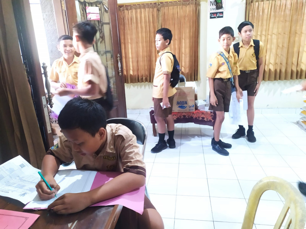 BERLANGSUNG KEGIATAN POSYANDU REMAJA DI RUANG PERTEMUAN KANTOR PERBEKEL MENGWITANI, SUDAH BERJALAN DENGAN BAIK DAN LANCAR.